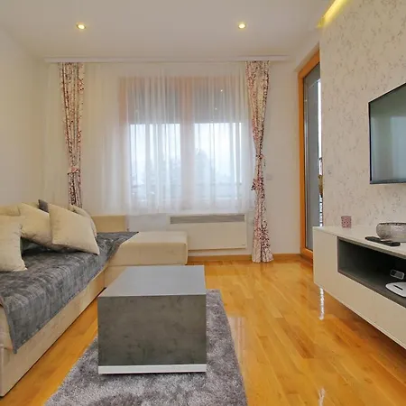 Binis Apartment *